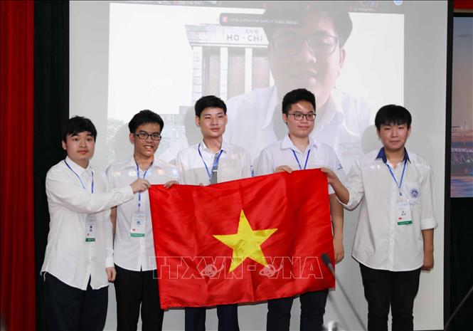 Sáu học sinh Việt Nam dự Olympic Toán học và Sinh học quốc tế 2021 đều giành huy chương